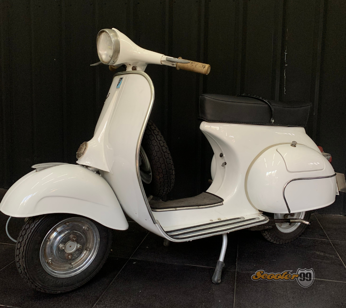 Vespa 150cc White – side view